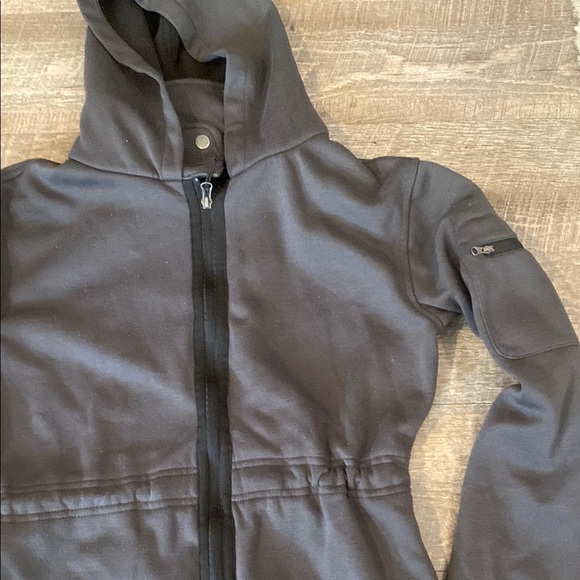 Sporty Black Utility Jacket with Weather-Resistant Fabric - Picture 5 of 14